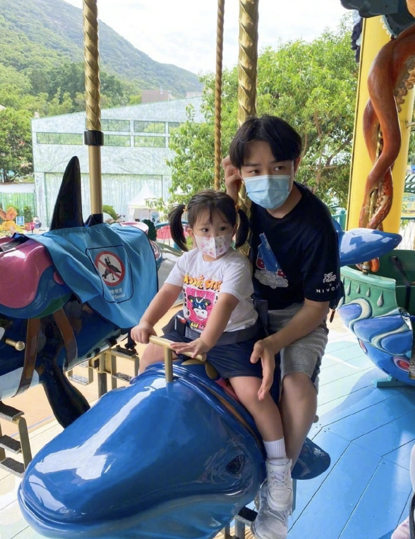 王祖蓝晒女儿帮剃胡须，Gabby却分心对镜摆拍，古灵精怪像爸爸