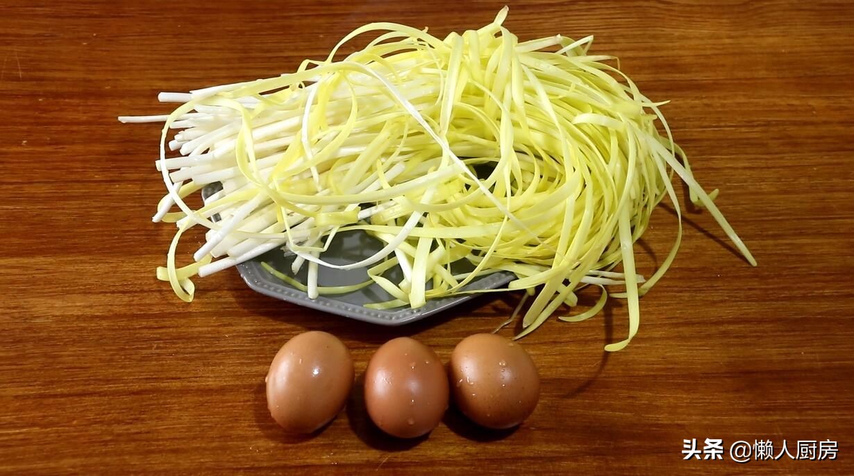 这是韭黄炒鸡蛋的家常做法，无需任何技巧，营养又美味，还很下饭
