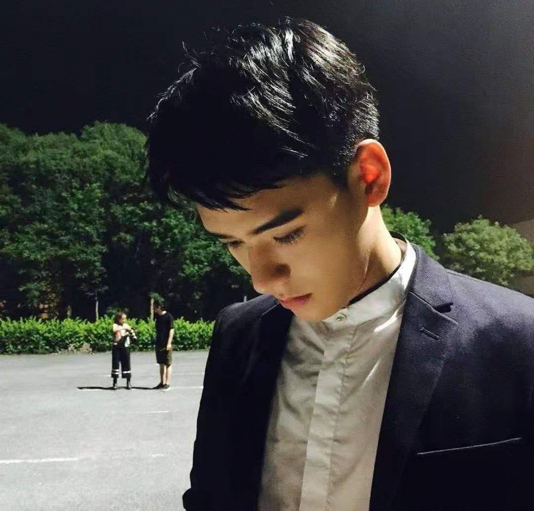 龚俊大学时期“旧照曝光”，阳光帅气，东华“校草”果然名不虚传