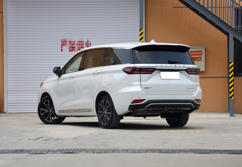 车标一匹马（汉腾V7车长超4米8配1.5T，7.99万起卖，车标是一匹马）