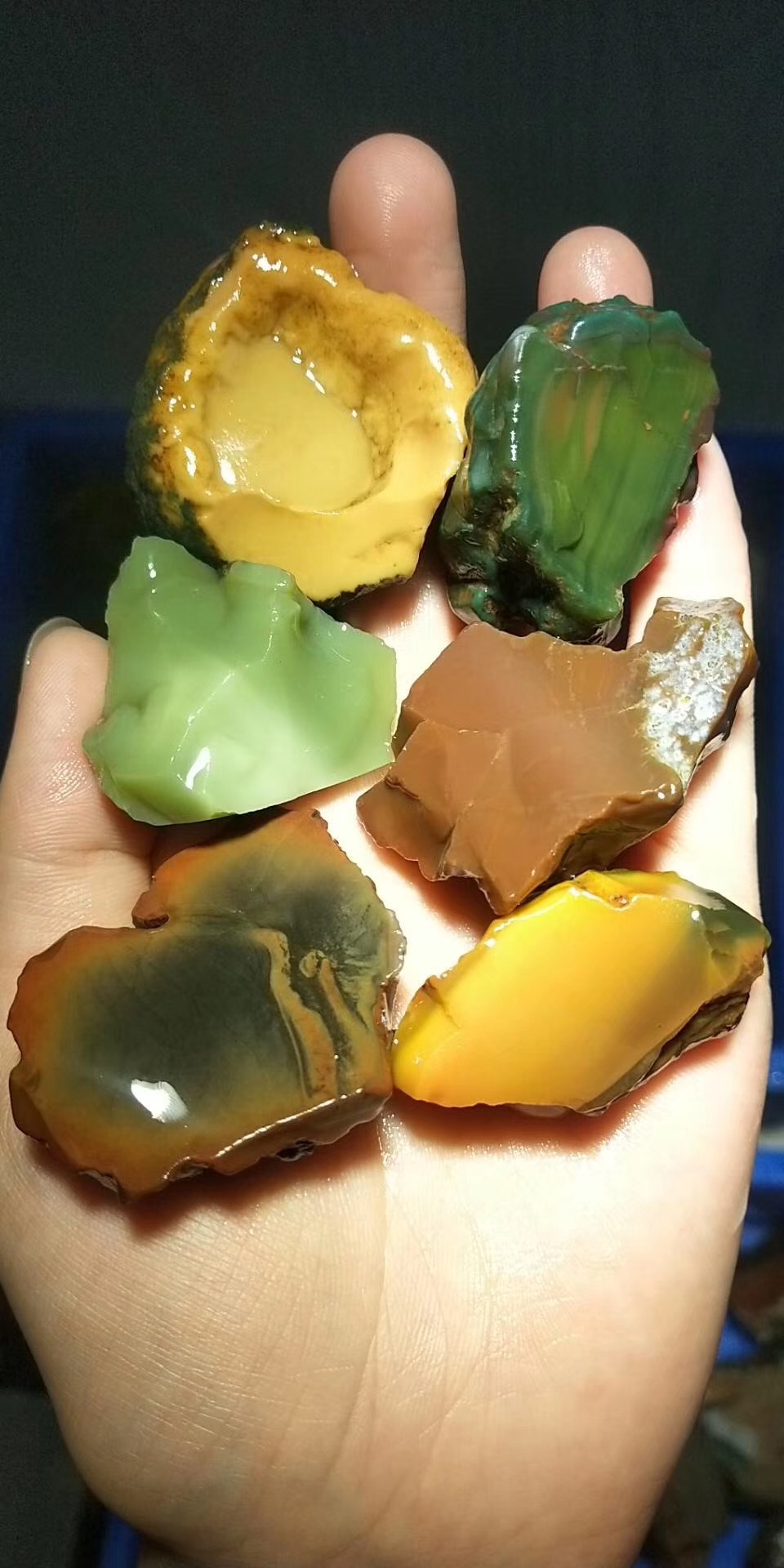 第一个说的呼伦贝尔彩玉,它主产地在内蒙古呼伦贝尔的阿荣旗和莫力