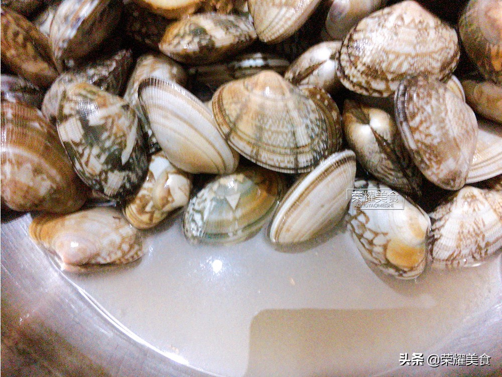炒花蚬子前，让蚬子吐净泥沙和洗净是很有必要的，赶紧告诉家人