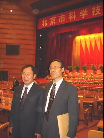 曾是农药厂工人，他29岁上大学、31岁考研，如今当选中国科学院院士！