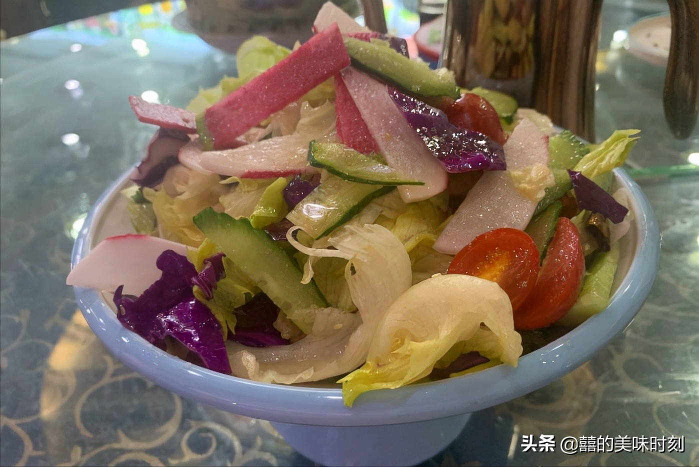 内蒙古县城里的小饭馆，菜量大到惊人，外地游客却无福消受