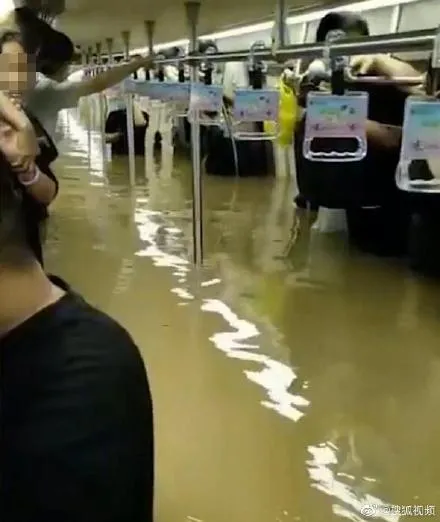 死里逃生！暴雨亲历者口述：情侣放开了彼此的手……