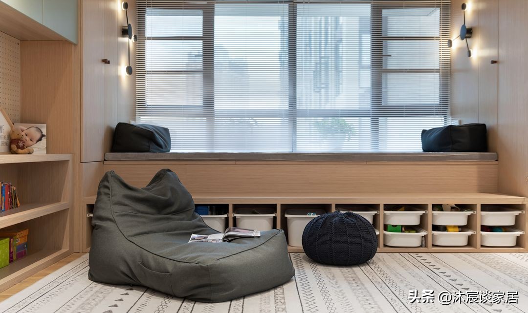 她的新家，告别笨重的家具，让客厅“大”起来！网友：真是学到了