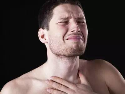 扁桃体经常发炎别大意，出现这四种症状之一，就得赶紧去医院