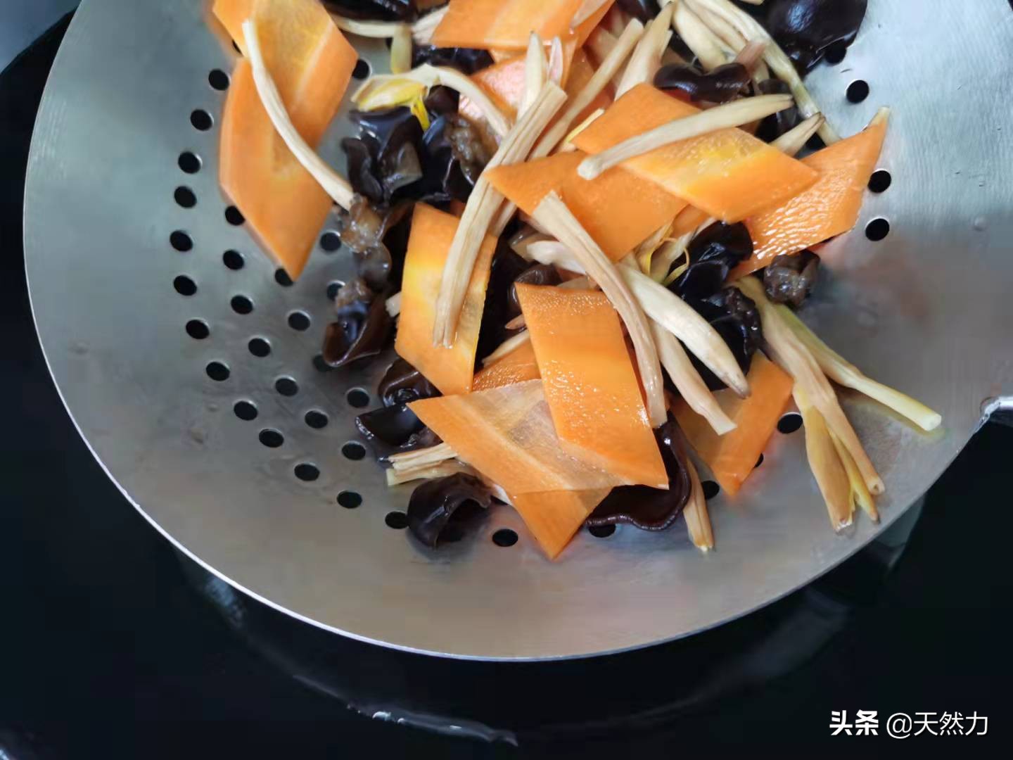 木须肉是传统的经典名菜，做法简单，步骤是关键，看一遍就能学会