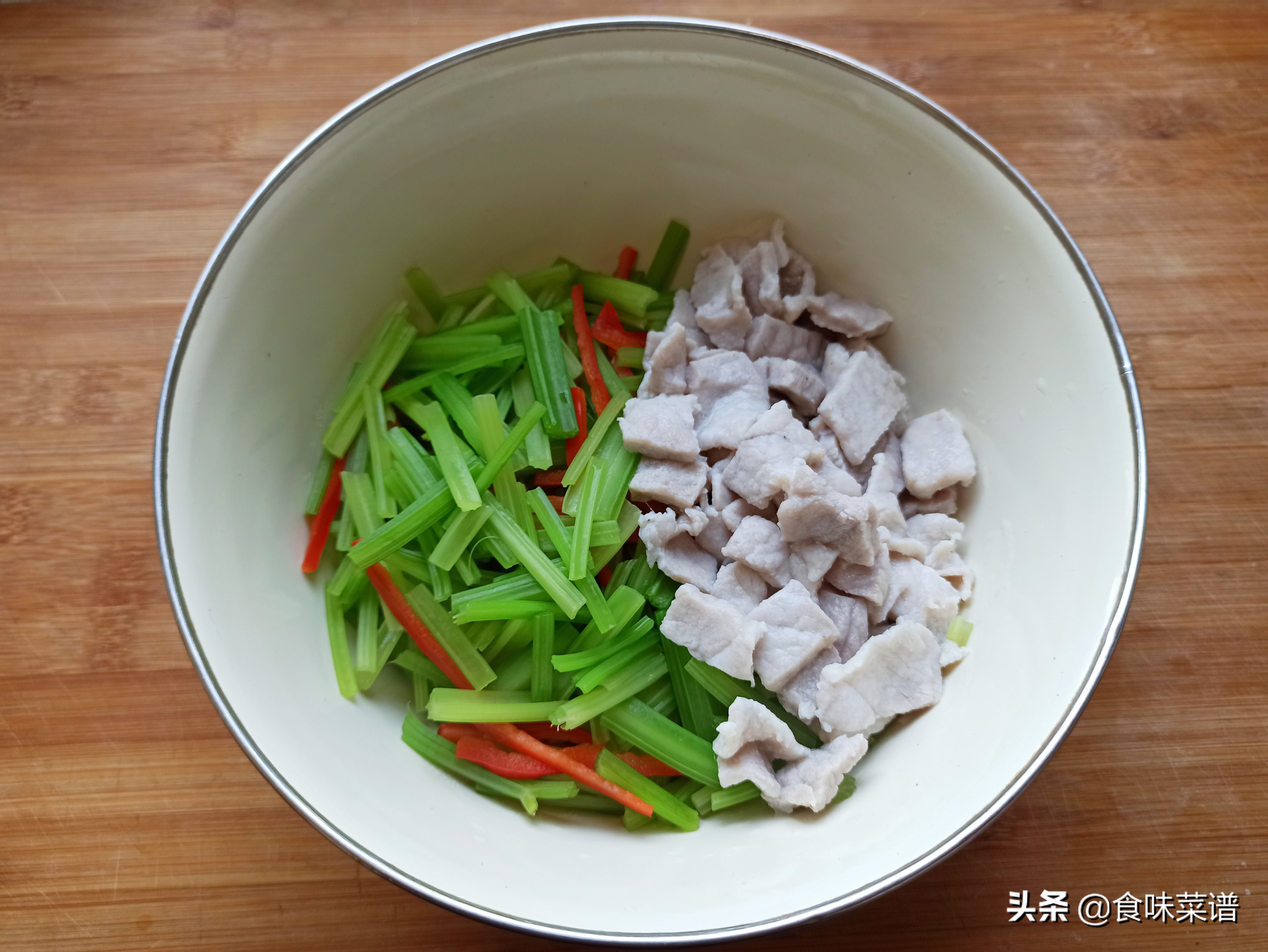 芹菜炒肉的做法,芹菜炒肉的做法家常菜