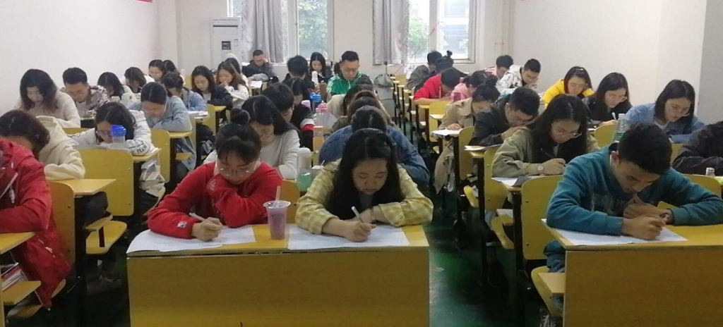 山东54岁砌砖大叔参加高考，成功考上大学，网友盛赞不已