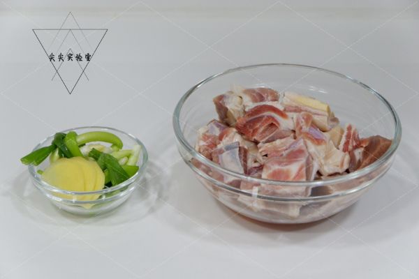 要想羊肉不腥不膻，除了焯水，加这3种食材一起炖，汤更鲜美