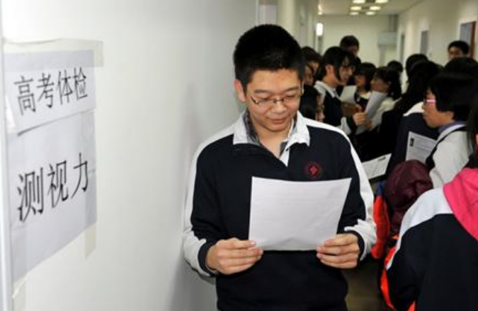 高考生“体检翻车”走红，众多学生吓出表情包，医生：我也不想