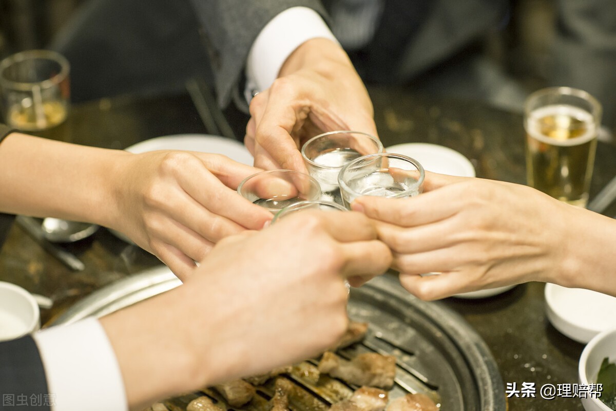 饮酒后意外摔倒，保险公司：酗酒导致意外，拒赔，法院：全赔
