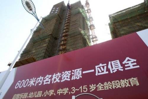 全網離學校最近的小男孩，家裏推開門就是幼兒園。