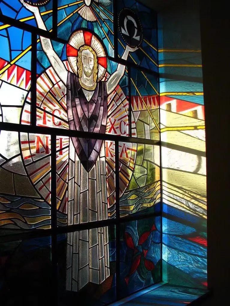 十二三世纪时期的欧洲玻璃工艺还无法制造出纯净透明的大块玻璃,而