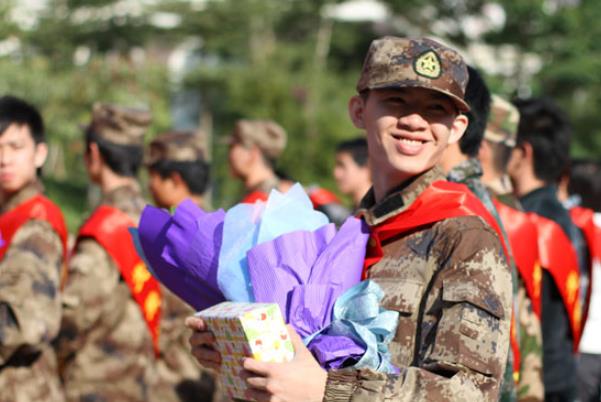 高中入伍和大学入伍有啥区别？看完才知道，两者差的不是一星半点