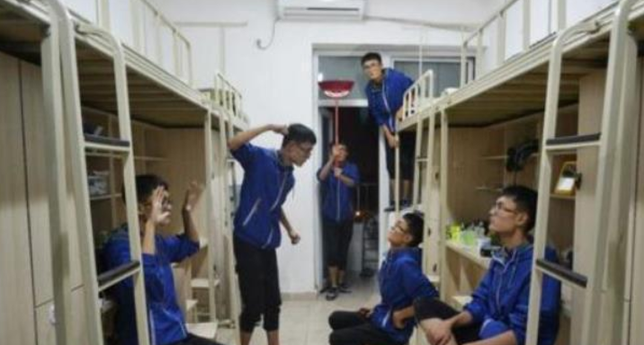 越来越多的大学生校外租房，背后原因很无奈，学姐善意直言