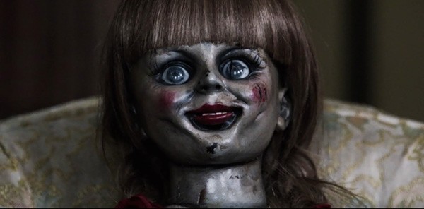 位名叫伊芙琳的母亲代替了米娅,从窗户跳了出去,恶魔和娃娃一起消失了