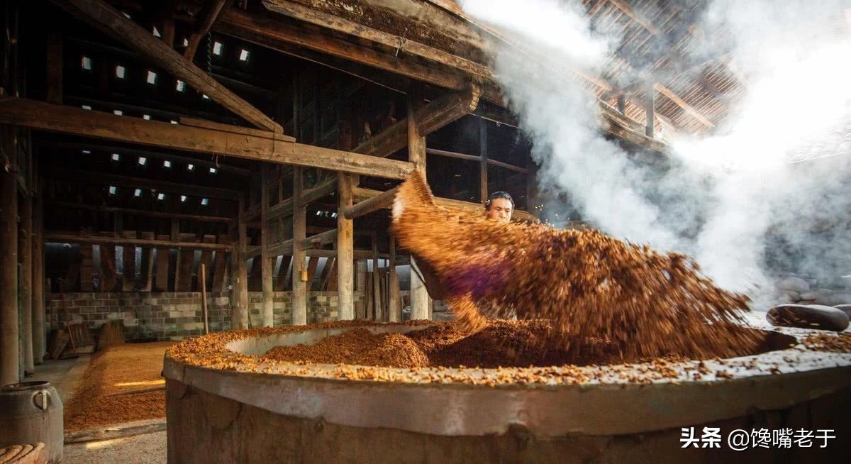 传统伏特加的酿造工艺是采用一切可以发酵的粮食,只是在近些年开始