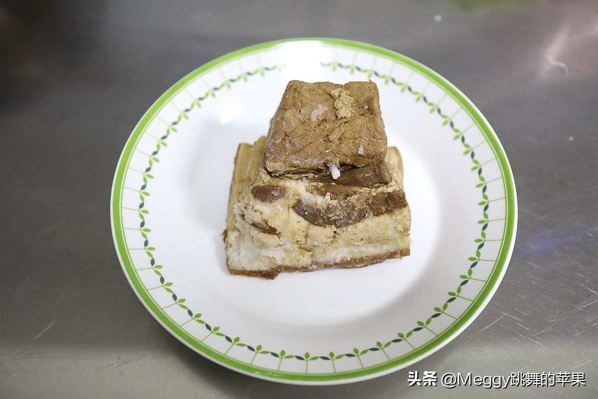 全家老少都爱的酱肉包子，酱香浓郁又暄软，左右手各2个吃撑了