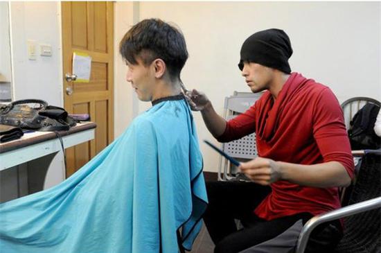 青千万:发型师初学者福音，美发剪刀的选择方法和剪刀的握法。