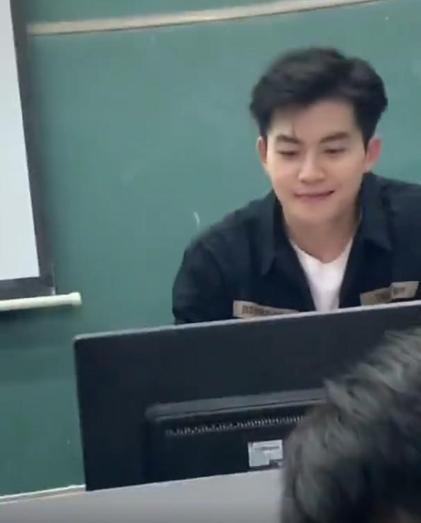 湖南一高校老师“火了”，戴上口罩像学生，取下口罩像明星