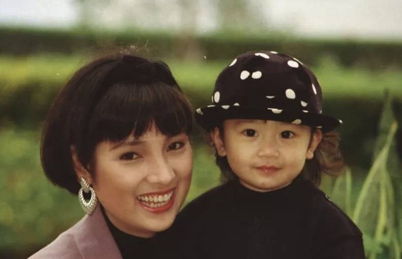 父母都是高颜值明星，孩子却各有各的“丑”法？遗传真是门玄学