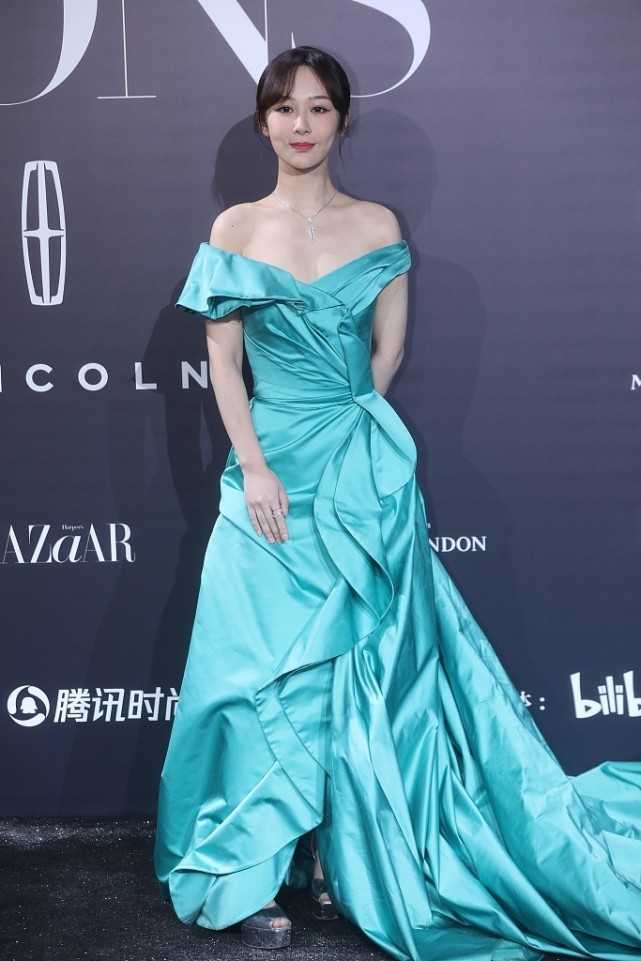 蓝绿色的裙子很有气质(蓝绿色的裙子很有气质吗)