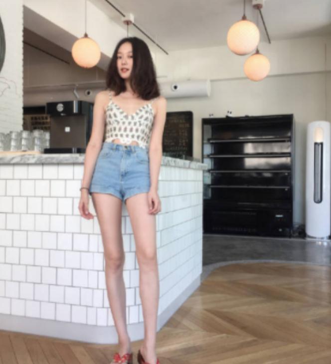 把劳斯莱斯开沟里，“网红鼻祖”晚晚的故事，远比你想象得更恶劣