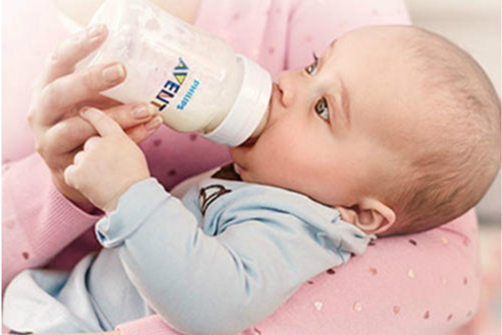 如何给新生儿换奶粉(该不该给娃换奶粉，怎么换？宝宝换奶讲究多，这些知识宝妈要知道)