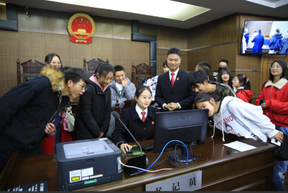 法学学生毕业10年后，才懂选律师事务所还是公务员，差距一目了然