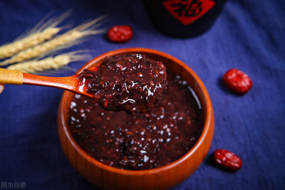 熬黑米粥时，别只会加清水，教你正确的方法，好喝美味不粘锅