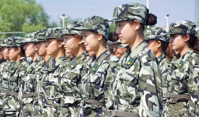 大一新生开学，军训需要带这4样东西，别说学姐没提醒你