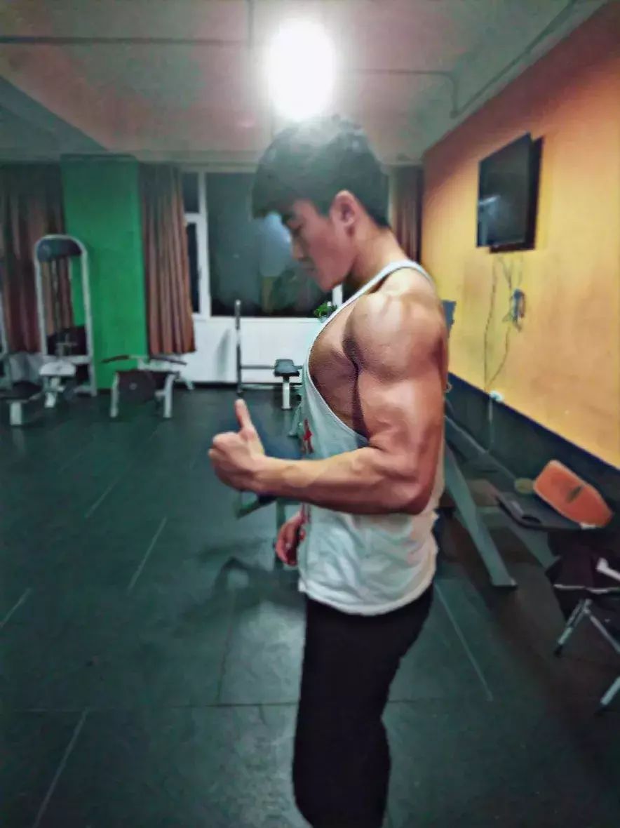 两次手术，不被家人看好，如今20岁的他成为高级私教，年薪三十万