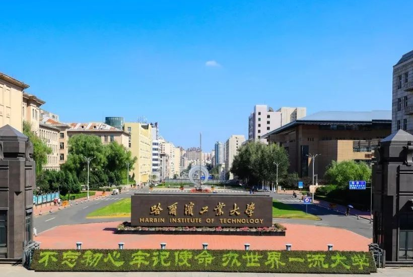 哈工大学生因酷暑难耐，躺在行政楼前打地铺，是他们太矫情吗