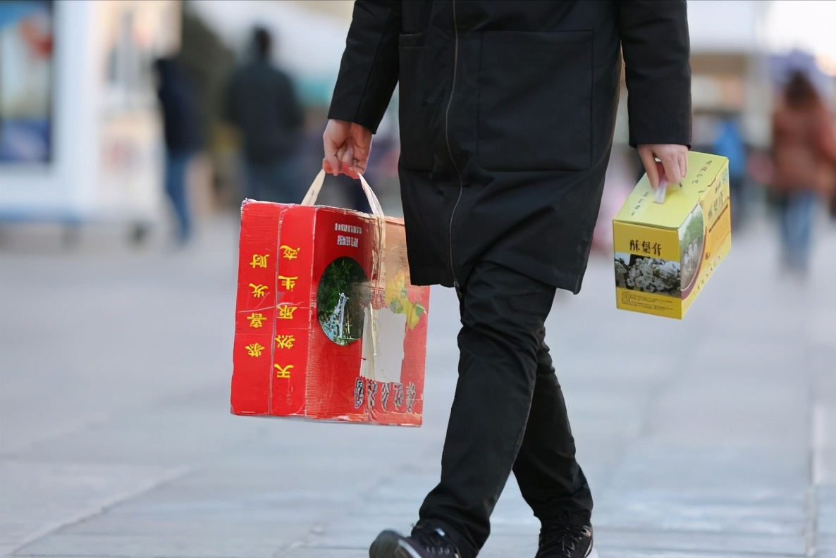 婴儿送礼送什么(送礼进门应该说什么)