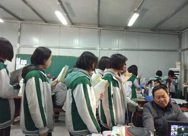 新高考模式对3种学生“很不利”，高二再改很难，高一学生要避免