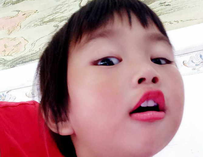 艺术家在小女孩脸上"面部彩绘",画出来的效果,让人感到惊艳