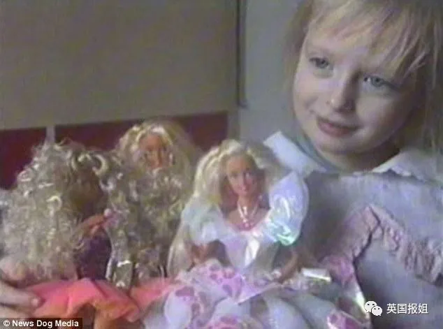 俄国美女从小被“圈养”！父母把她当活娃娃，丰胸细腰拍性感照