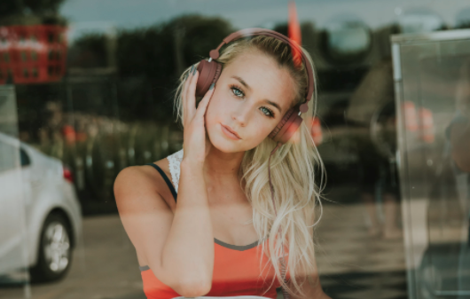 do the trick?play a trick?两者有什么不一样?