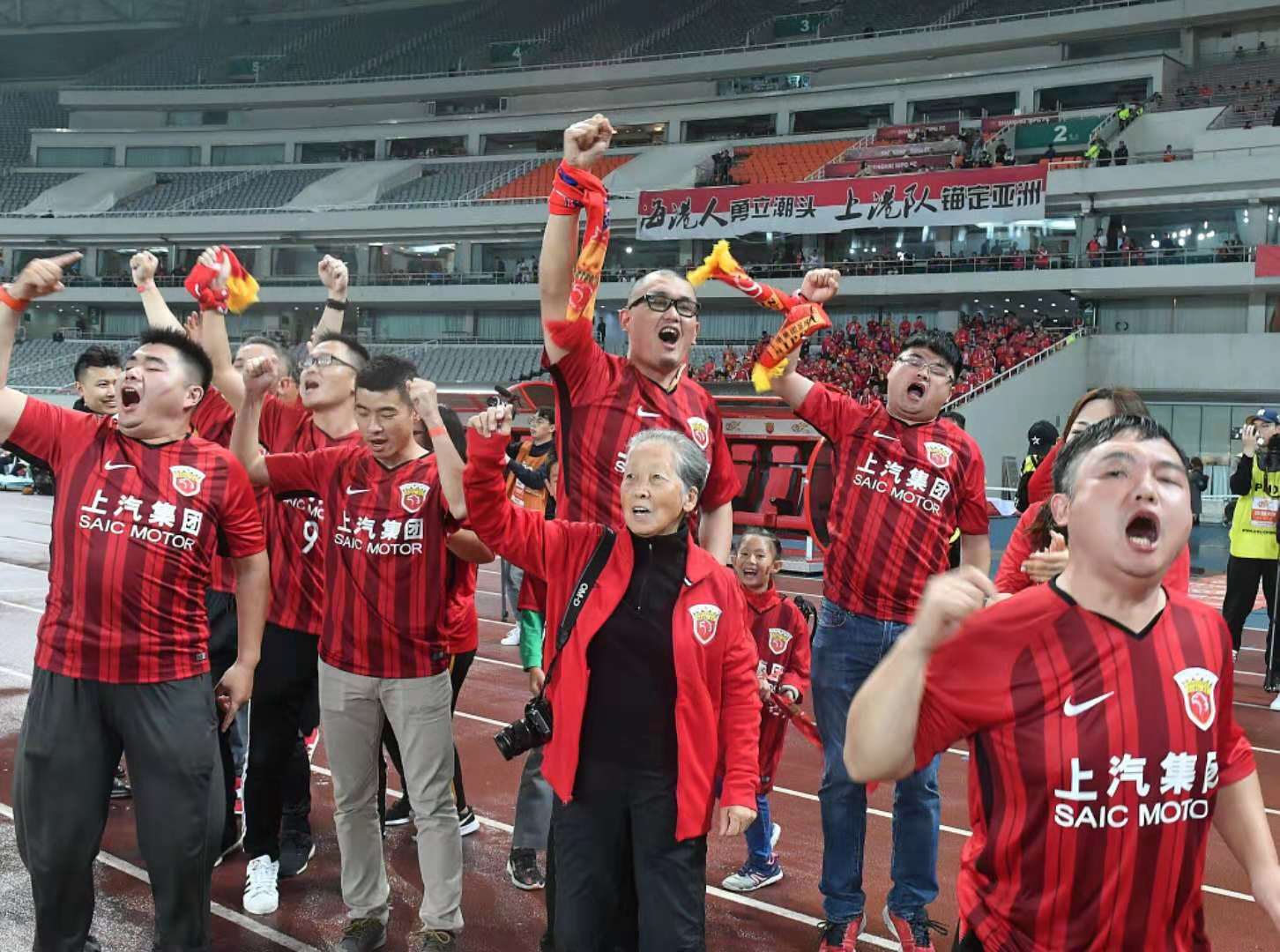 上港中超冠军是什么人(冠军之夜！上港加冕2018赛季中超联赛冠军！冠军属于上海！)