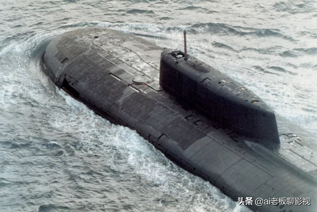 2000 年这艘号称永不沉没潜艇里的 118 名船员全部罹难，无一幸免