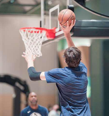 为什么nba球星都戴左手护臂(博班体型有多夸张？戴护臂只能戴一半不说，篮球在他手里像儿童球)