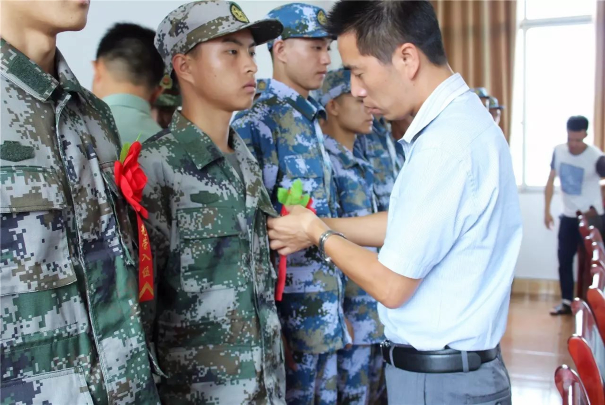 大学生参军入伍待遇好？服役2年，退伍补助很给力，父母感慨值了