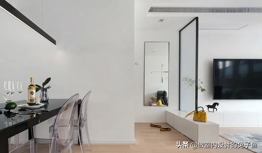 怎么选择入户门对着客厅窗户的设计方式?