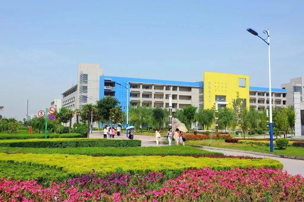 陕西最“豪华”大学之一！坐拥4大“网红”食堂，游泳馆、商业街一应俱全！