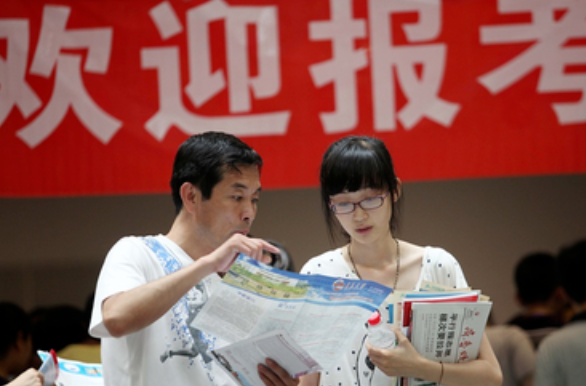 只因选了“天坑”专业，华师大研究生毕业后，无奈在市场摆摊