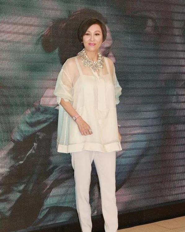 “周润发前妻”余安安，曾替夫还债谈小22岁男友，今吃止痛药捞金