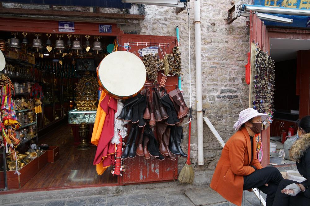 八廓街边的小小店铺，展现着藏文化的生机与活力