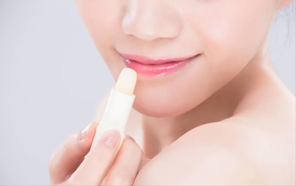 无论什么质地的口红,在涂抹之前都要先用唇膏对双唇进行打底.
